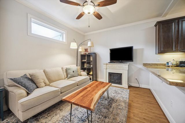 611 E 20th Street B, Houston, TX 77008