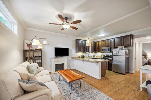 611 E 20th Street B, Houston, TX 77008