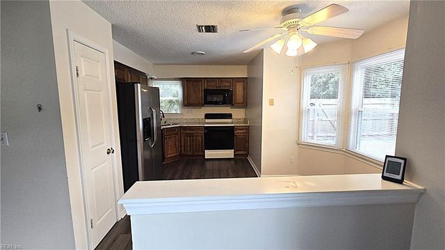 1522 Debbs LN, Chesapeake, VA 23320