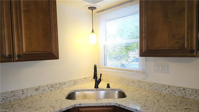 1522 Debbs LN, Chesapeake, VA 23320