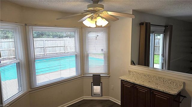 1522 Debbs LN, Chesapeake, VA 23320