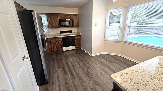 1522 Debbs LN, Chesapeake, VA 23320