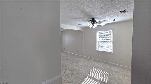 1522 Debbs LN, Chesapeake, VA 23320