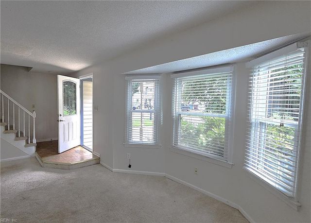 1522 Debbs LN, Chesapeake, VA 23320