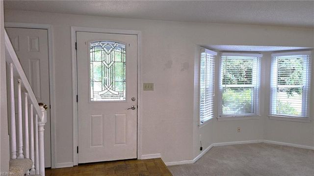 1522 Debbs LN, Chesapeake, VA 23320