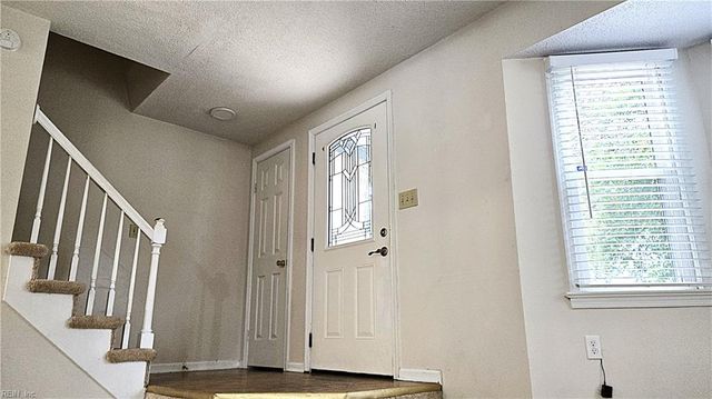 1522 Debbs LN, Chesapeake, VA 23320