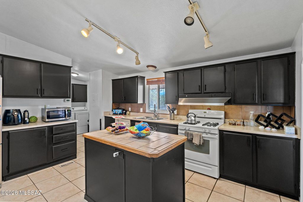 Image 10 of property listing at 3827 S Aldon Road, Tucson, AZ 85735