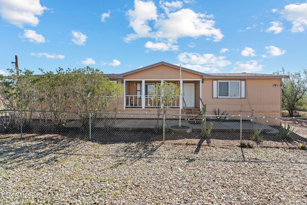 Image 2 of property listing at 3827 S Aldon Road, Tucson, AZ 85735
