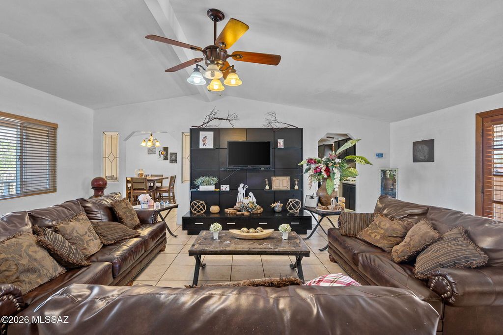 Image 5 of property listing at 3827 S Aldon Road, Tucson, AZ 85735