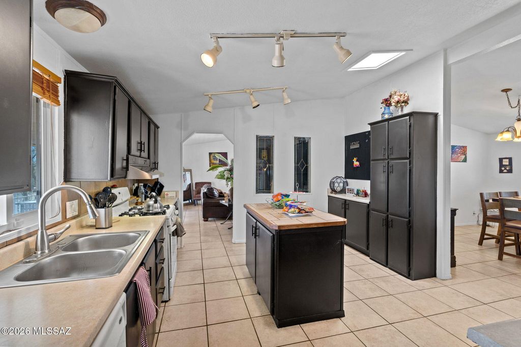 Image 9 of property listing at 3827 S Aldon Road, Tucson, AZ 85735