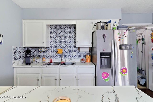 12437 Kingsley Dr, Louisville, KY 40229