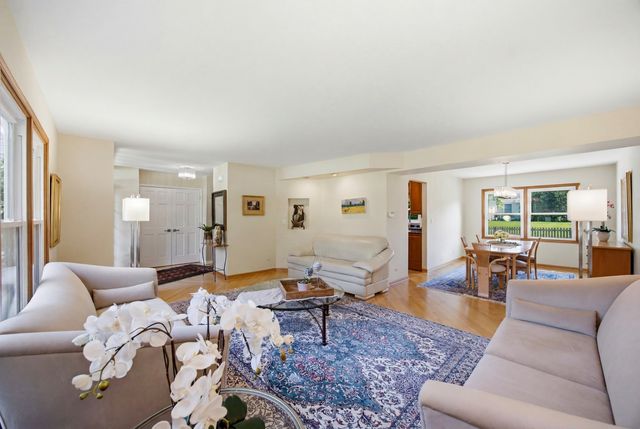 330 Sutcliffe Circle, Vernon Hills, IL 60061