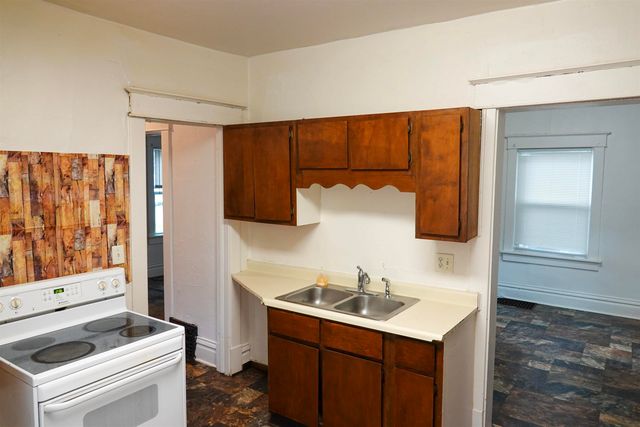 810 W 1st Street, Waterloo, IA 50701