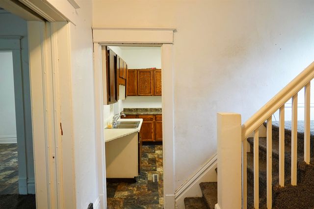 810 W 1st Street, Waterloo, IA 50701