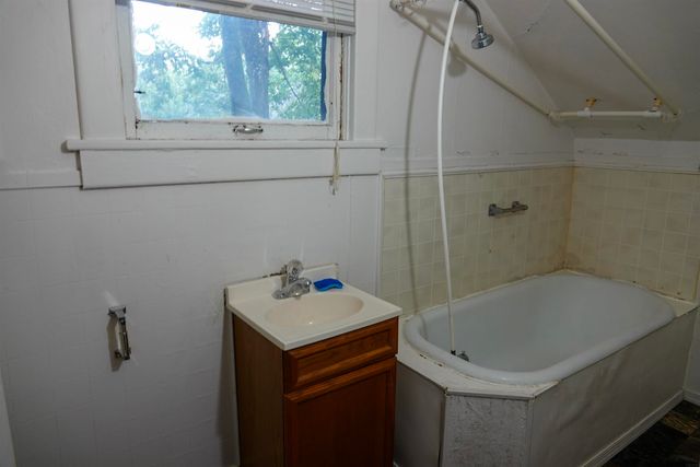 810 W 1st Street, Waterloo, IA 50701