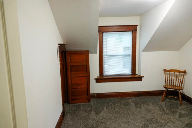 810 W 1st Street, Waterloo, IA 50701