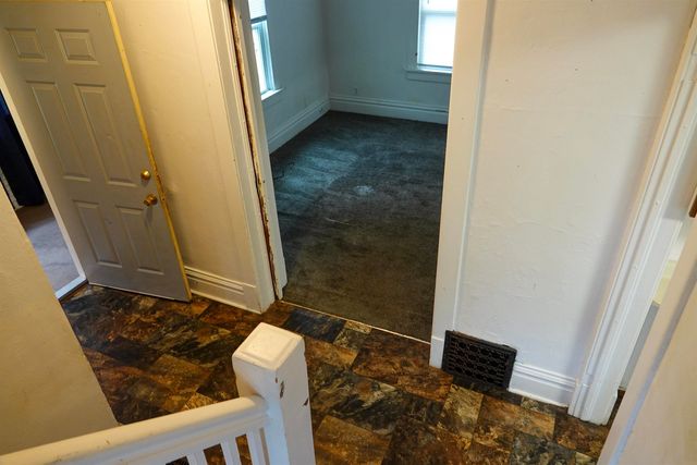 810 W 1st Street, Waterloo, IA 50701