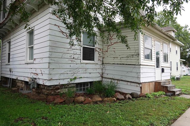 810 W 1st Street, Waterloo, IA 50701