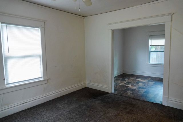 810 W 1st Street, Waterloo, IA 50701