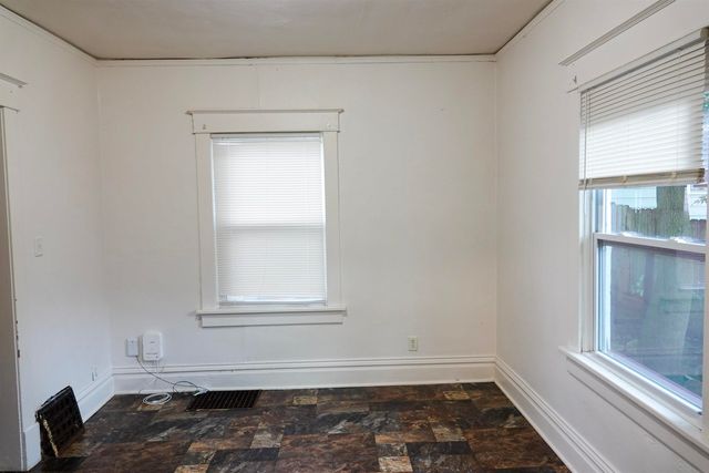 810 W 1st Street, Waterloo, IA 50701