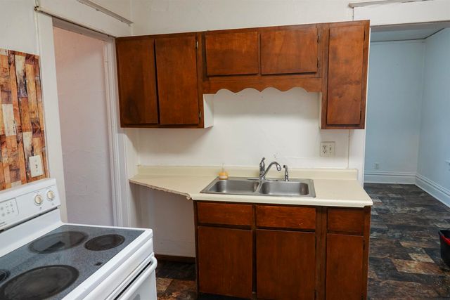 810 W 1st Street, Waterloo, IA 50701
