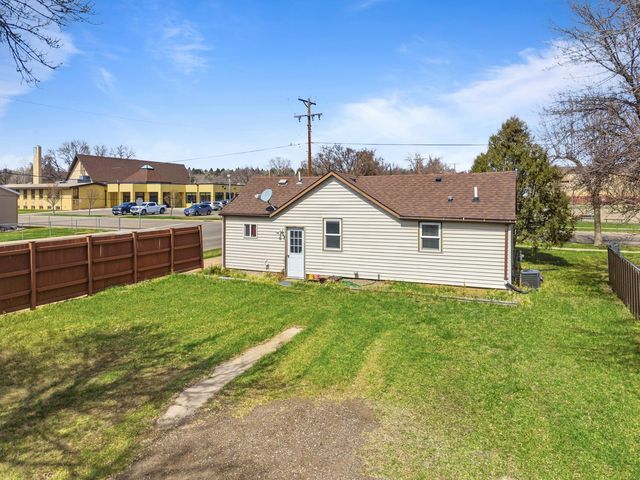 1525 5th Ave NW, Minot, ND 58703