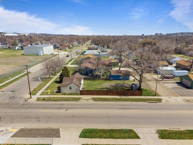 1525 5th Ave NW, Minot, ND 58703
