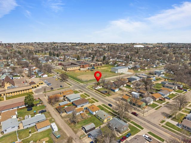 1525 5th Ave NW, Minot, ND 58703