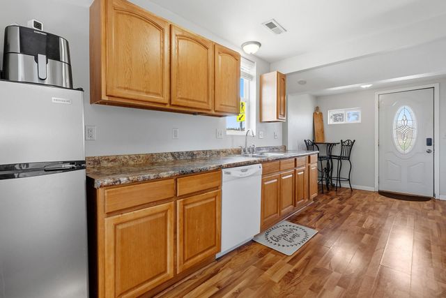 1525 5th Ave NW, Minot, ND 58703