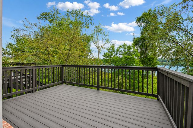 27 Harborside Way, Hawthorn Woods, IL 60047