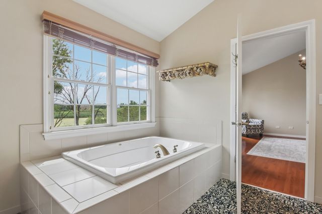 27 Harborside Way, Hawthorn Woods, IL 60047