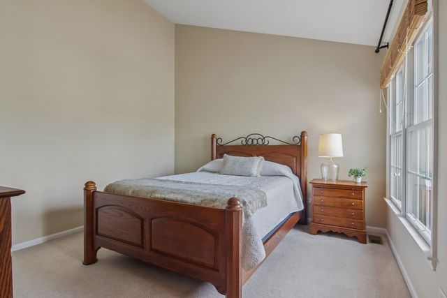 27 Harborside Way, Hawthorn Woods, IL 60047