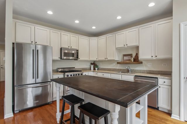 27 Harborside Way, Hawthorn Woods, IL 60047