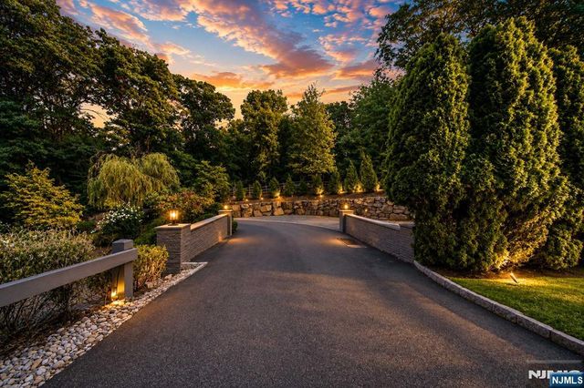 14 E Hill Court, Cresskill, NJ 07626