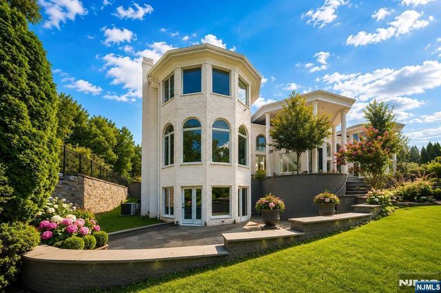 14 E Hill Court, Cresskill, NJ 07626