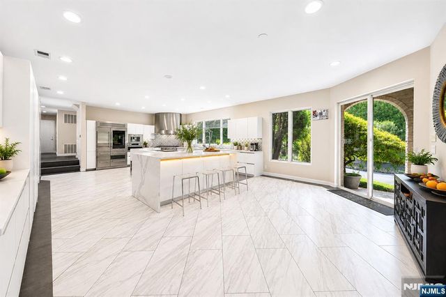 14 E Hill Court, Cresskill, NJ 07626