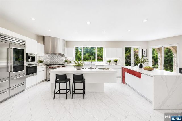 14 E Hill Court, Cresskill, NJ 07626