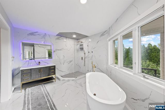 14 E Hill Court, Cresskill, NJ 07626