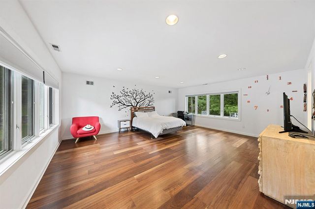14 E Hill Court, Cresskill, NJ 07626