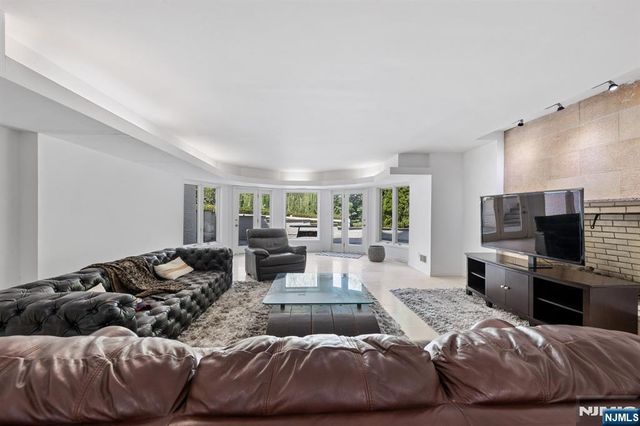 14 E Hill Court, Cresskill, NJ 07626