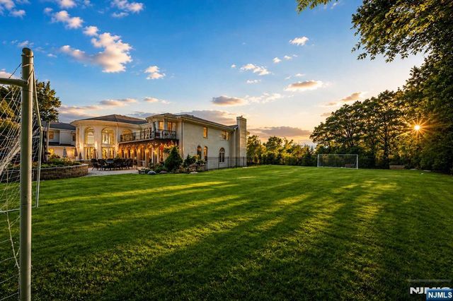 14 E Hill Court, Cresskill, NJ 07626