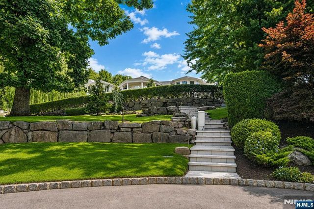 14 E Hill Court, Cresskill, NJ 07626