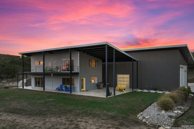 370 Gray Wolf, Blanco, TX 78606