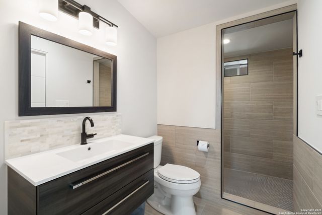 370 Gray Wolf, Blanco, TX 78606