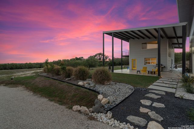 370 Gray Wolf, Blanco, TX 78606