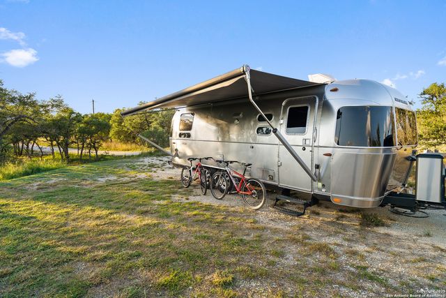 370 Gray Wolf, Blanco, TX 78606