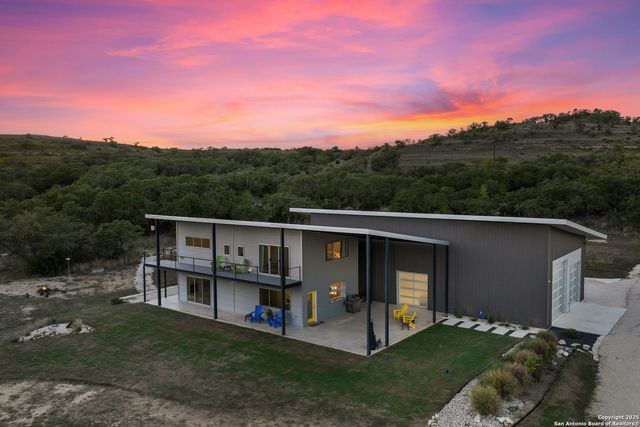 370 Gray Wolf, Blanco, TX 78606