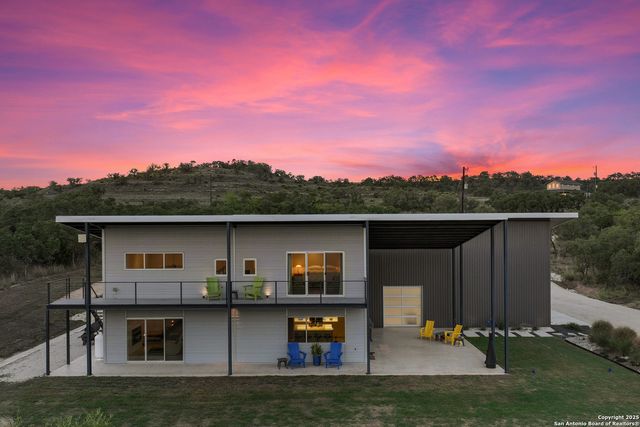 370 Gray Wolf, Blanco, TX 78606