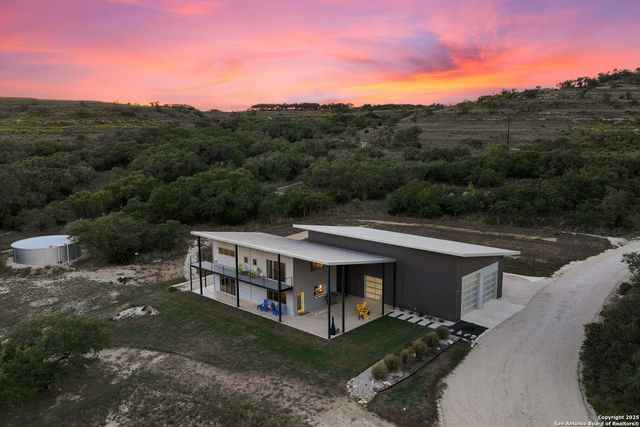 370 Gray Wolf, Blanco, TX 78606