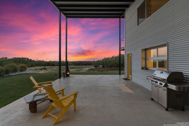 370 Gray Wolf, Blanco, TX 78606